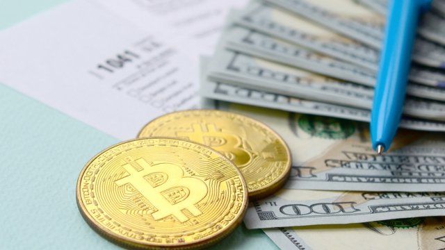 Bitcoin s SuperTrend Indicator Flashes Sell Projecting 77% Fall - article illustration